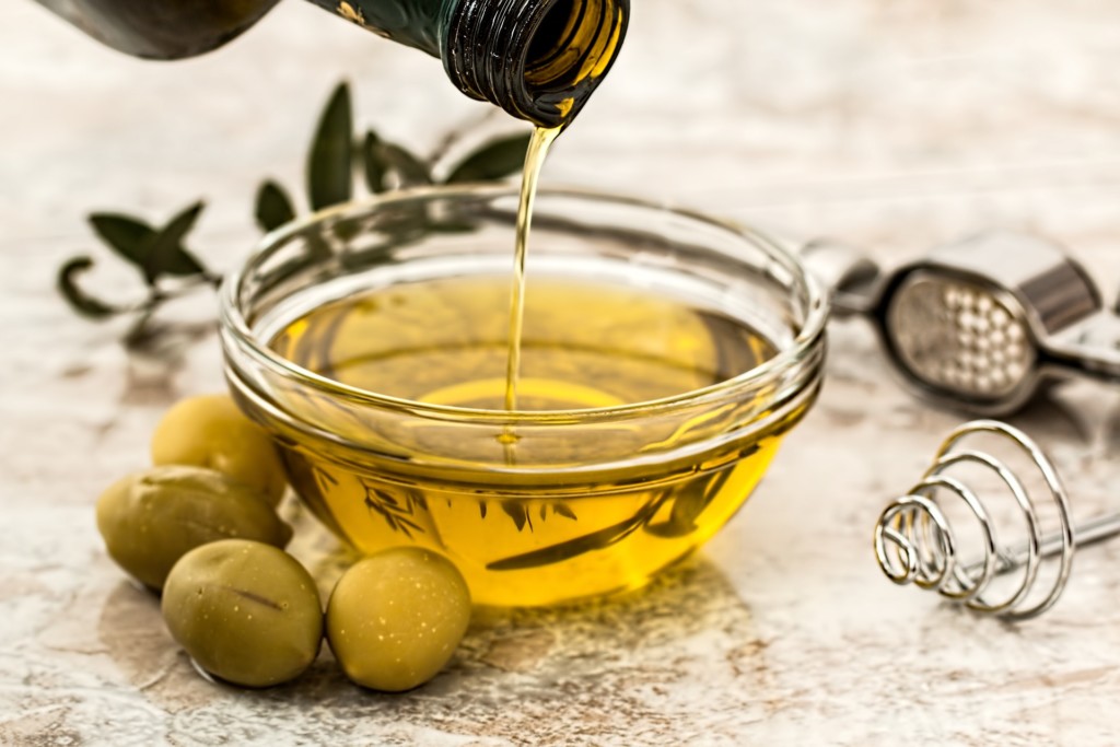 How Much Olive Oil a Day Is Too Much? » Scary Symptoms