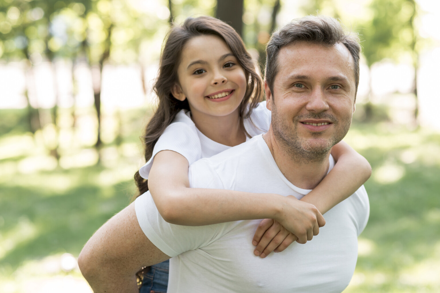 Dad and daughter. Любовь между отцом и дочерью. Father and daughter. Девочка улыбается папе. Радостный папа портрет.