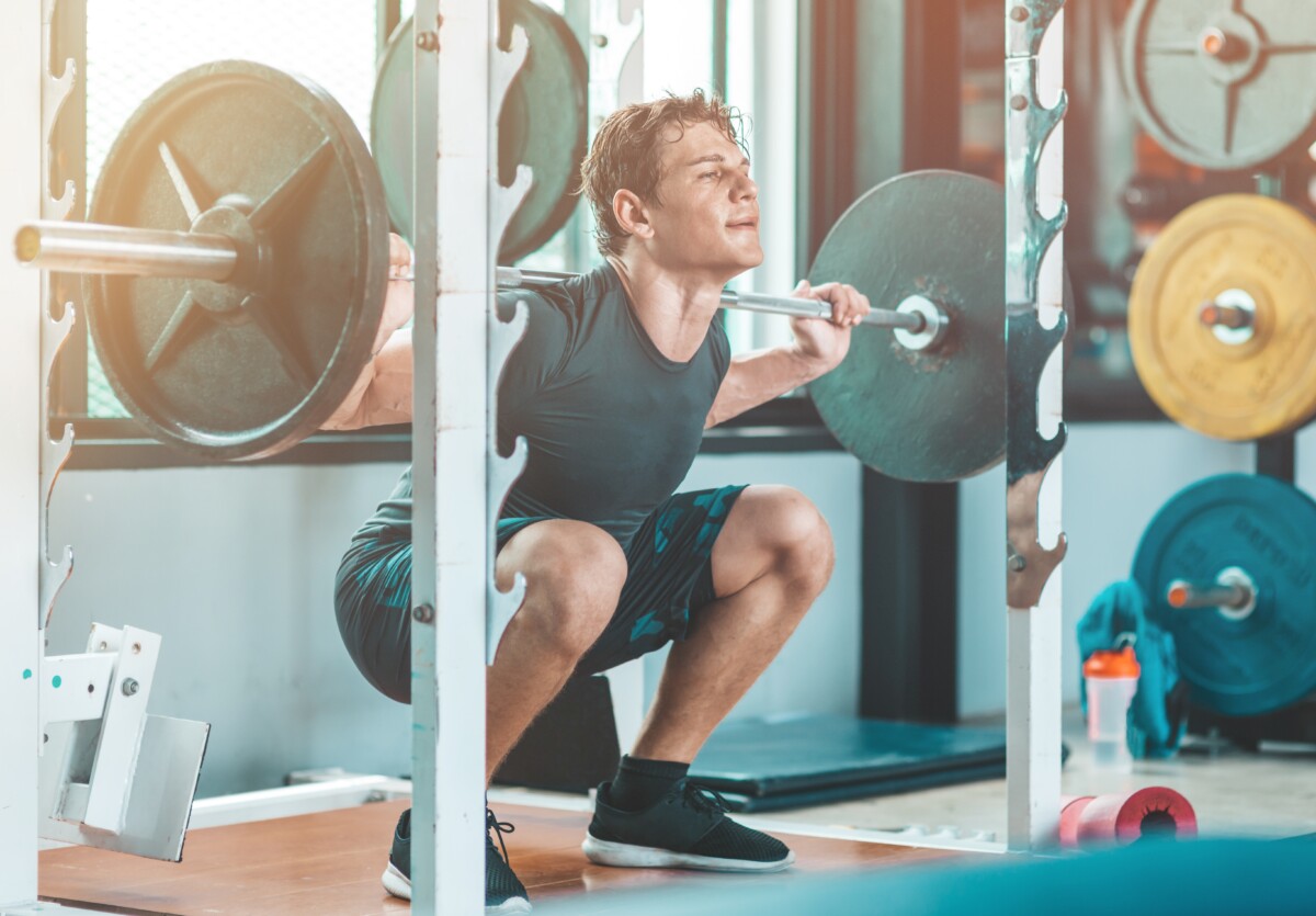 Barbell Squat vs. Dumbbell Squat for Building Mass Pros & Cons » Scary