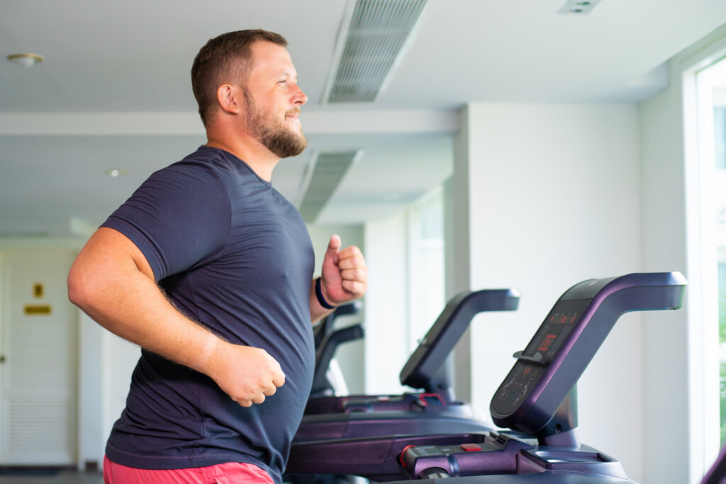 holding-on-treadmill-side-rails-while-running-bad-idea-scary-symptoms