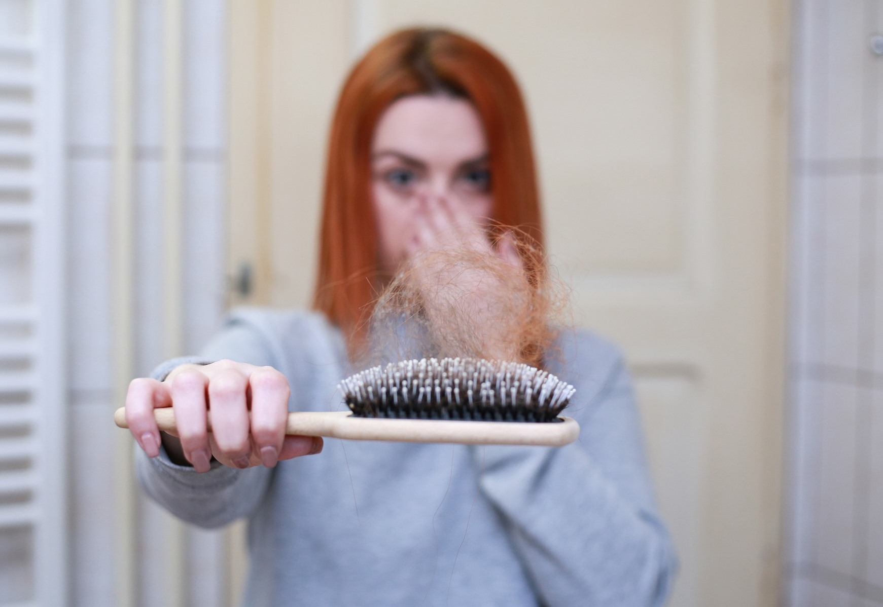 Why Your Hair Smells Burnt: Causes, Solutions » Scary Symptoms