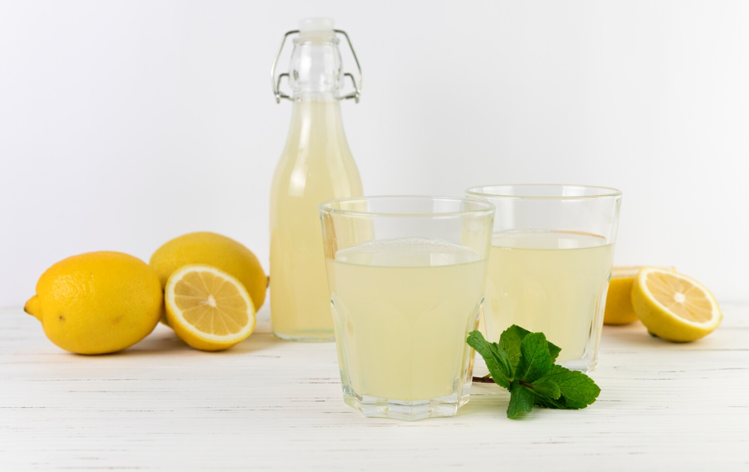 Уксус лимон вода. Вода с лимоном и яблочным уксусом. Лимонный сок картинки. Лимонный уксус. Вода с лимонным соком для умывания.