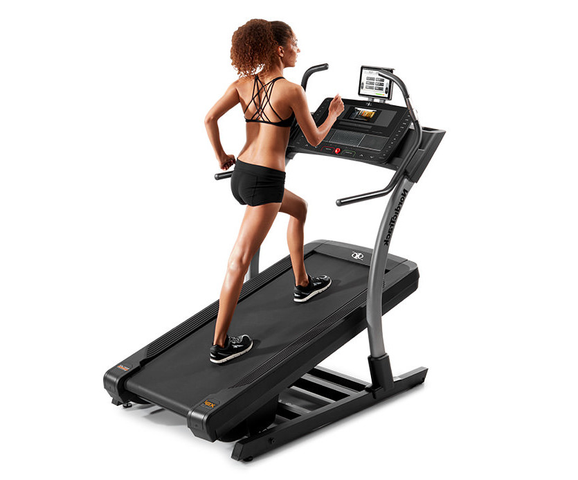 Should You Hold Onto a 40 Percent Incline Treadmill to Walk ?