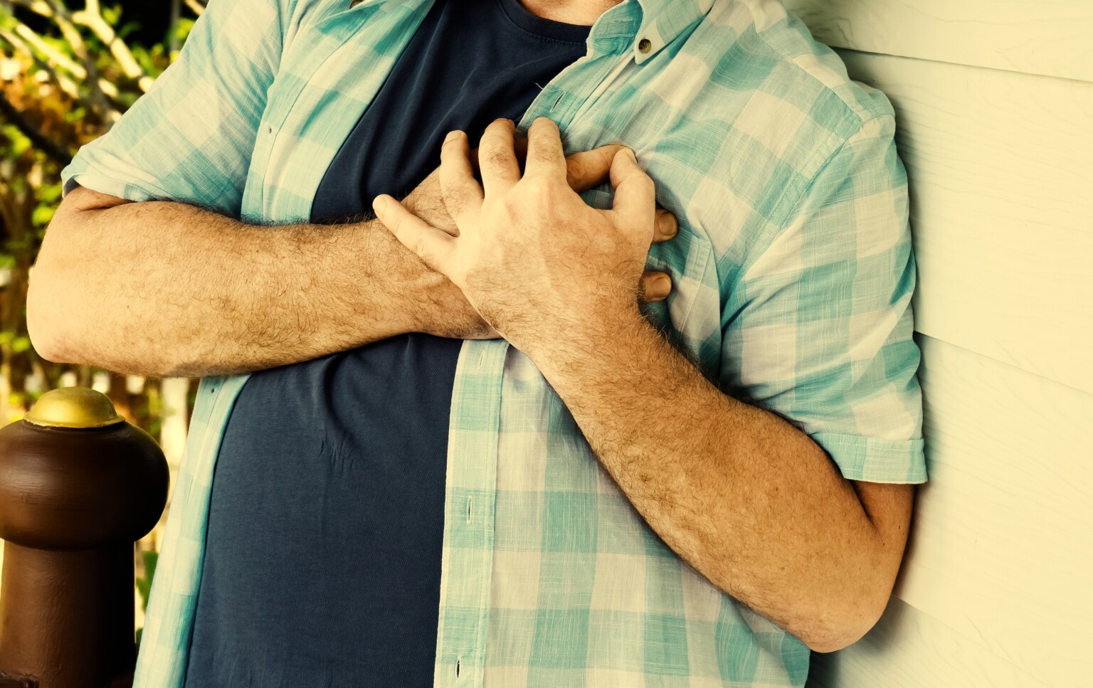 Pulled Muscle in Chest or Angina? Symptom Comparison » Scary Symptoms